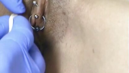 Orizzontale chiudere il cappuccio piercing troie adulte
