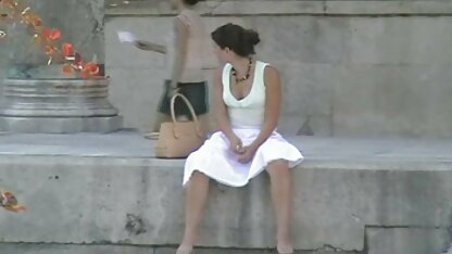Vento soffiato seduta upskhirt foto di femine nude