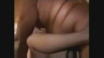 Little black lascia cadere un carico di grasso alla ragazza. donne anziane scopate