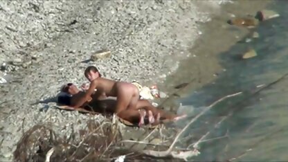 Sesso su una spiaggia, mentre passa per il video carsex italiani