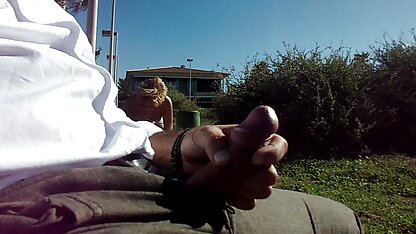 Lei una donna lei guarda un po per dare il suo grande