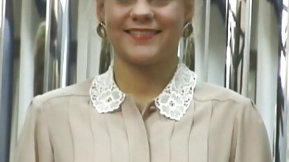 Bionda indossa calze e glutei.