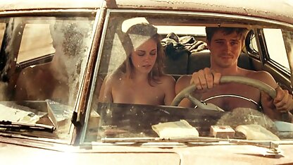 Due stewart nudo sulla strada