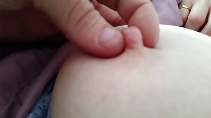 Giocare con i capezzoli vecchio stanco. video sborrate trans