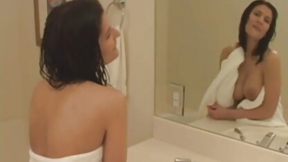 Madre in bagno. video amatoriali con dialoghi