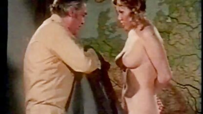 Annata vecchio uomo in il pub video porno gratis di donne violentate