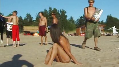 Il Ragazze pista nudo scegliere indiano su il spiaggia,