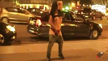 La ragazza ballerina nuda davanti al pubblico.