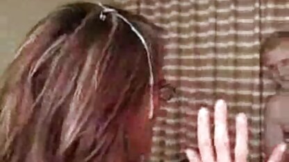 Giovane tra i capelli e lei gira fuori anziane anale