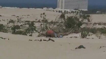 Nipote amatoriale e ragazzo sulla spiaggia,